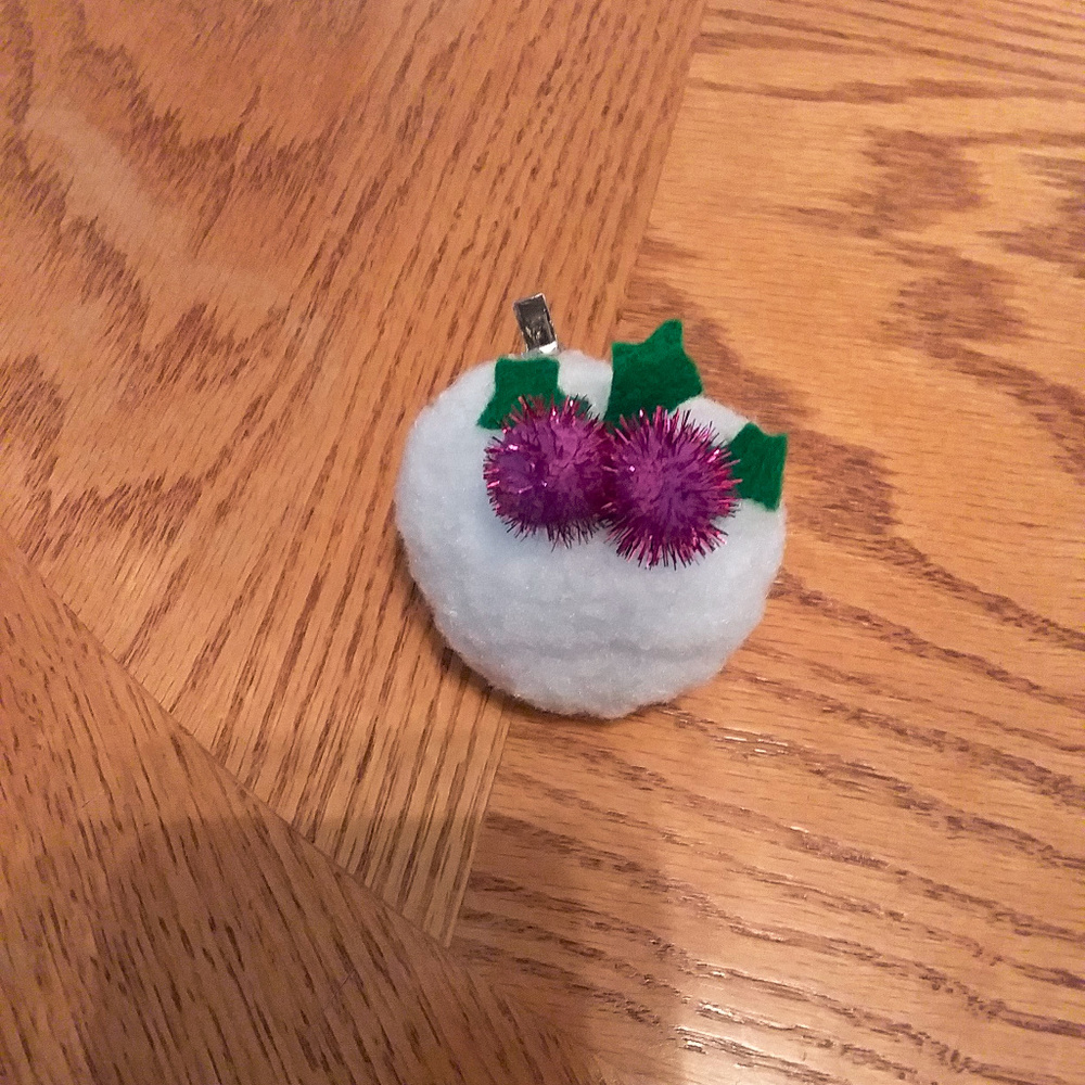 Hollyberry Snowball Clip
